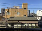 エレミ本蓮沼 木調パネルと大きな窓が特徴的な建物の外観