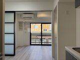 エレミ本蓮沼 キッチンから見たリビングと採光窓の開放的な室内