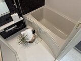 エレミ本蓮沼 洗い場スペースと浴槽が配置されたコンパクトなバスルーム