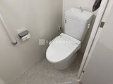 エレミ本蓮沼 温水洗浄便座付きのモダンなトイレ空間
