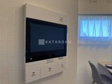 エレミ本蓮沼 壁に設置されたモニター付きのインターホン