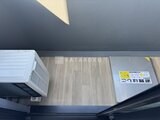 エレミ本蓮沼 天井に収納された室内機と木目調フローリングの空間