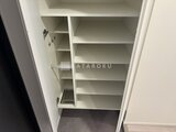 エレミ本蓮沼 可動式の棚板が備わった収納たっぷりのクローゼット