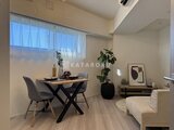 エレミ本蓮沼 明るい窓から光が入るダイニングと居住空間の様子
