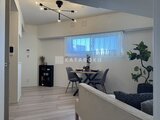 エレミ本蓮沼 リビングダイニングから玄関方向を見た、採光の良い開放的な空間