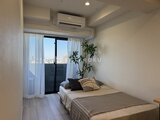 エレミ本蓮沼 採光の良いベッドルームから都市景観を眺める空間