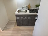 エレミ本蓮沼 シンク・ガスコンロ・調理スペースを備えたコンパクトキッチン