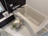 エレミ本蓮沼 白と黒のコントラストが映える洗面台とバスルーム