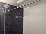 エレミ本蓮沼 黒い壁面と白い壁面のコントラストが美しいシャワールーム