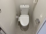 エレミ本蓮沼 温かみのある壁色のトイレ空間に設置された温水便座付きトイレ