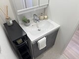 エレミ本蓮沼 白い洗面ボウルと収納付きの落ち着いた洗面台
