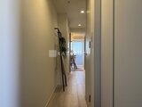 エレミ本蓮沼 明るい照明が行き届いた廊下から居室へつながる空間