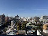 エレミ本蓮沼 高層階からの開放的な都市風景と周辺の建物群