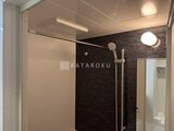 エレミ本蓮沼 暗色のアクセントパネルが印象的なモダンなバスルーム