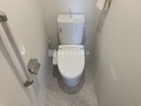 エレミ本蓮沼 白を基調とした清潔感のあるトイレ空間
