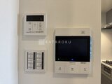 エレミ本蓮沼 キッチン壁面に設置された給湯パネルと調光スイッチの様子