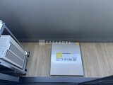 エレミ本蓮沼 室内の上部空間に設置された室外機と白いパネルの様子
