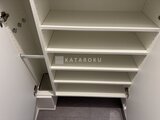 エレミ本蓮沼 LED照明付きの白い棚板が並ぶ明るい収納スペース