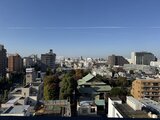 エレミ本蓮沼 高層階から見た広々とした都市の風景と青空