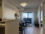 エレミ本蓮沼 オープンキッチンからリビングダイニングを見渡す、開放的な空間