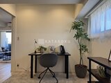 エレミ本蓮沼 観葉植物を配置した落ち着いたワークスペース