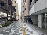 シーフォルム板橋3 街路樹が配置された整然とした歩道と周辺建物の様子