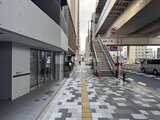 シーフォルム板橋3 駅前の開放的な歩行者通路から見た建物エントランス周辺