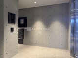 シーフォルム板橋3 モダンな石貼りの壁が落ち着いた印象のエントランスホール