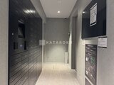 シーフォルム板橋3 黒いメールボックスと掲示板のある廊下空間
