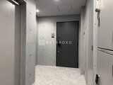 シーフォルム板橋3 モダンな石目調の壁が印象的なエントランスホール