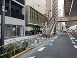シーフォルム板橋3 駅前の交差点に面した建物の低層部と周辺街並み