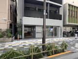シーフォルム板橋3 建物エントランスと前面の開放的な共用部スペース