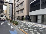 シーフォルム板橋3 建物エントランスから見たアプローチと駐車場の様子