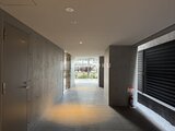 シーフォルム板橋3 奥の庭園が見える明るい共用廊下の様子