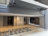 シーフォルム板橋3 自動販売機やスロープを備えた、開放的な地下駐輪場の様子