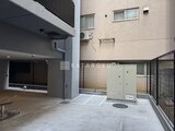 シーフォルム板橋3 開放的なコンクリート床の共用庭園スペース
