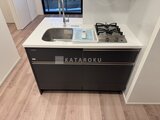 シーフォルム板橋3 モダンな黒系キッチンユニットとガスコンロ付きのキッチン