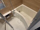 シーフォルム板橋3 木目調の壁面とホワイトタイルで統一された浴室の様子
