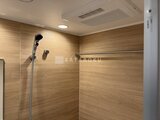 シーフォルム板橋3 木目調タイルで統一された清潔感のあるシャワー室