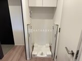 シーフォルム板橋3 洗面台上部に収納棚がある清潔感のあるトイレ空間