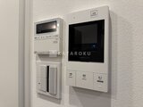 シーフォルム板橋3 玄関付近に設置されたインターホンと給湯器リモコンの様子