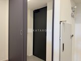 シーフォルム板橋3 モダンな色合いの扉とアクセントクロスが印象的な玄関廊下