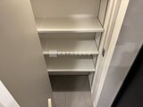 シーフォルム板橋3 間接照明付きの白い棚板が3段備わったシューズボックス