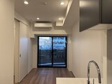 シーフォルム板橋3 開放的なリビングダイニングから見た大窓と木調床の空間