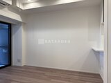 シーフォルム板橋3 白い壁と薄木調床材が明るい印象のリビングスペース