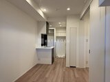 シーフォルム板橋3 明るい照明が全体を照らすコンパクトなキッチンと居住空間