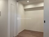 シーフォルム板橋3 白を基調とした落ち着いた印象の洋室、木目調フローリング張り