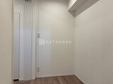 シーフォルム板橋3 明るい印象の洋室と白いドア、木目調フローリングの居室