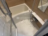 シーフォルム板橋3 木目調壁とクリーム色のバスタブが調和した浴室