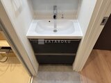 シーフォルム板橋3 黒い洗面台と白いボウルがコンパクトにまとまった洗面室